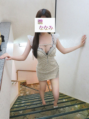 瀧ななみ